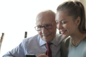 Comment gérer l&rsquo;écart d&rsquo;âge dans les relations : 10 conseils