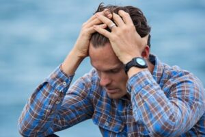 Qu&rsquo;est-ce que le syndrome du cœur brisé ?  Symptômes et causes
