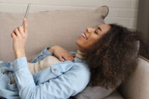 Comment le coronavirus change le jeu de rencontres en ligne pour le mieux