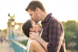 Qu&rsquo;est-ce qui fait qu&rsquo;un homme tombe profondément amoureux d&rsquo;une femme ?  15 Conseils