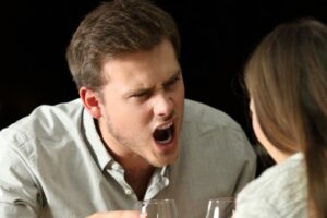 Comment faire face à une communication agressive dans les relations
