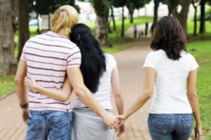 Quels sont les signes qu&rsquo;un homme en couple est attiré par une autre femme ?