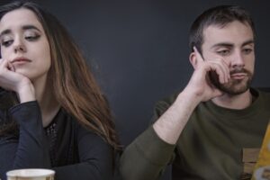 Comment un manque de communication cause-t-il des conflits dans le mariage