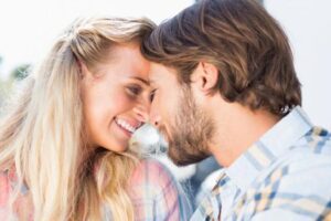 Le coup de foudre est-il réel ?  20 signes d&rsquo;amour à première vue