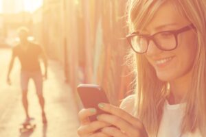 Envoyer des SMS dans les relations : types de SMS, effets et erreurs à éviter