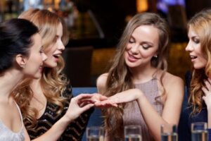 Le dilemme de la bague de fiançailles – est-ce un signe d&rsquo;amour ou de statut ?