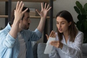 Comment identifier et surmonter l&rsquo;abus financier dans une relation