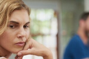Comment arrêter les pensées obsessionnelles sur la tricherie du conjoint : 10 façons