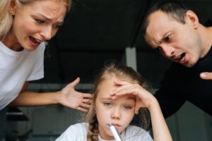 7 signes de parents violents verbalement et comment y faire face