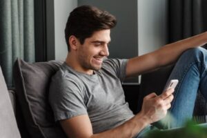 Plus de 69 questions à poser à votre petite amie par SMS et établir une connexion