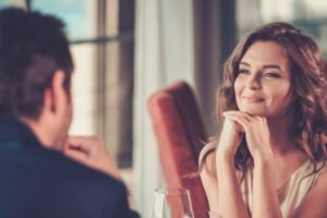 25 façons simples et de beaux mots pour impressionner une fille