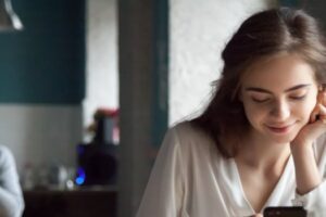 Pourquoi les hommes me regardent mais ne sourient jamais : 13 raisons possibles
