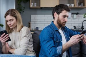 9 façons d’empêcher le Doomscrolling de ruiner votre relation