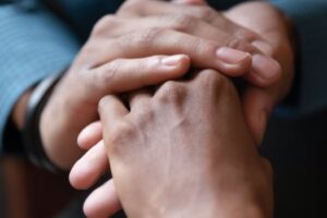 Écoute empathique dans les relations : signification, exemples et conseils