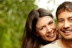 Pourquoi les filles embrassent-elles les hommes autour du cou ?  9 raisons surprenantes