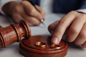 La séparation pour procès fonctionne-t-elle ?  Connaître les avantages et les inconvénients pour décider