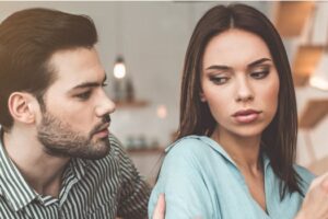 5 signes de problèmes de confiance dans les relations et les relations  Façons de faire face