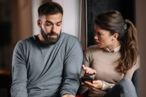 17 signes de jalousie chez un homme – Reconnaître quand votre partenaire est envieux