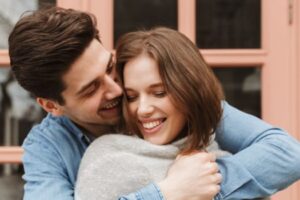 27 signes visibles dans le langage corporel d&rsquo;un homme amoureux