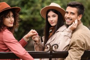 Comment fonctionnent les relations polyamoureuses ?  10 défis courants