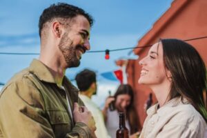 Comment savoir si quelqu&rsquo;un flirte avec vous : 30+ signes intéressants