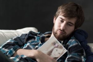 Est-ce que je manque à mon ex ?  7 signes révélateurs pour décoder leurs sentiments