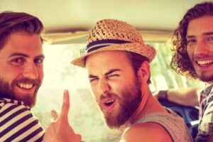 Qu’est-ce que la Bromance ?  Comprendre les amitiés et les liens masculins