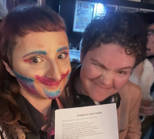 Un couple exhibe de la littérature sur la fierté trans 