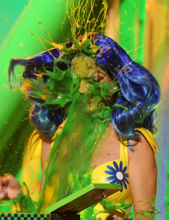 Katy Perry sur scène se fait tirer dessus