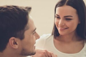 Qu'est-ce qu'un drapeau beige dans les relations : signification, exemples et exemples  Conseil