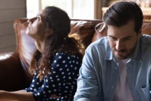 12 choses que les hommes détestent dans une relation que font les femmes