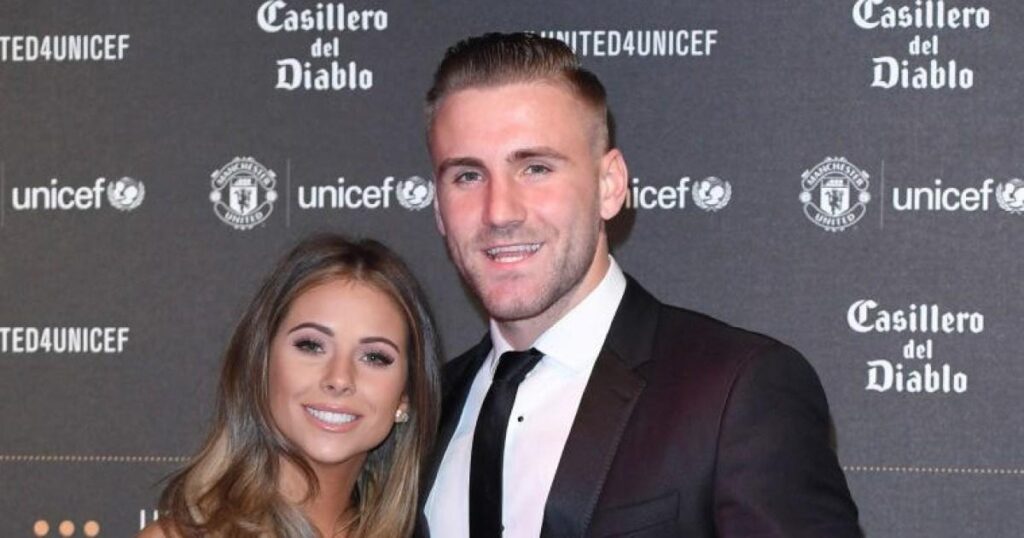 Qui est Anouska Santos et depuis combien de temps sort-elle avec Luke Shaw ?