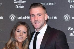 Qui est Anouska Santos et depuis combien de temps sort-elle avec Luke Shaw ?