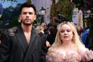 Luke Newton est autorisé à avoir une petite amie qui n'est pas Nicola Coughlan