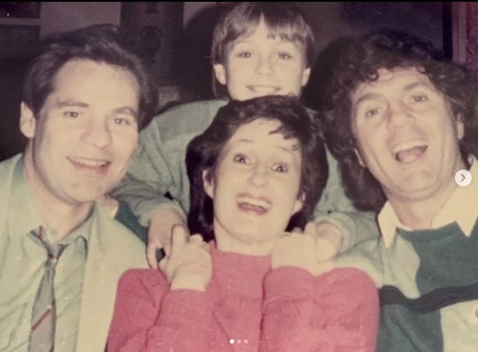 Une vieille photo de Denise Nolan et Tom Anderson posant avec deux amis et souriants