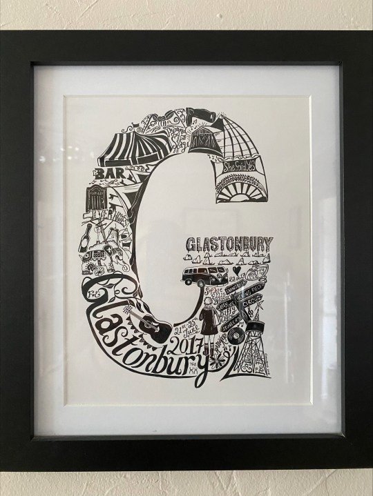 Faye a conçu une œuvre d'art comme cadeau de fiançailles pour Estella.  L'imprimé est un G noir sur fond blanc et comprend des dessins liés à Glastonbury, notamment un camping-car, une guitare et diverses scènes.