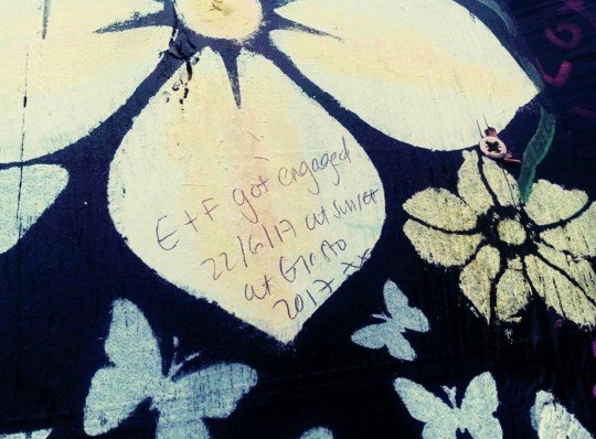 Un message manuscrit sur un mur en bois au Glastonbury Festival se lit comme suit : « E+F s'est fiancé le 22/6/17 au coucher du soleil à Glasto 2017 xx »