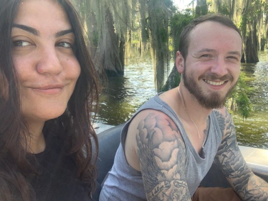 Almara et son petit ami, Alex, sur un bateau avec des arbres en arrière-plan