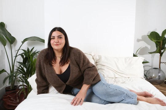 Almara Abgarian assise de côté sur son lit à la maison