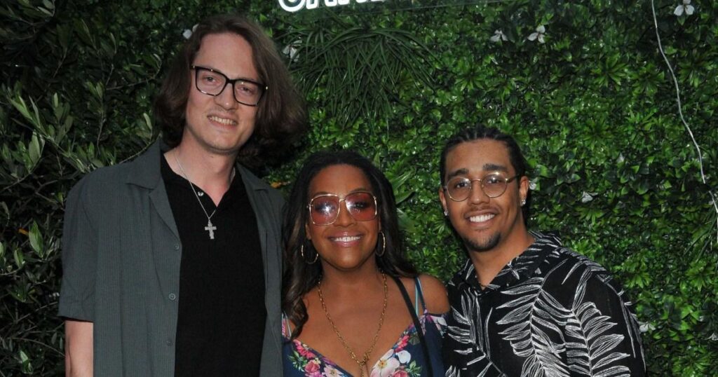 Alison Hammond, 49 ans, rayonne lors d'une soirée avec son petit ami de 26 ans et son fils