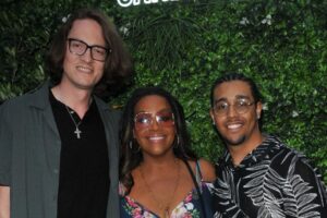 Alison Hammond, 49 ans, rayonne lors d'une soirée avec son petit ami de 26 ans et son fils