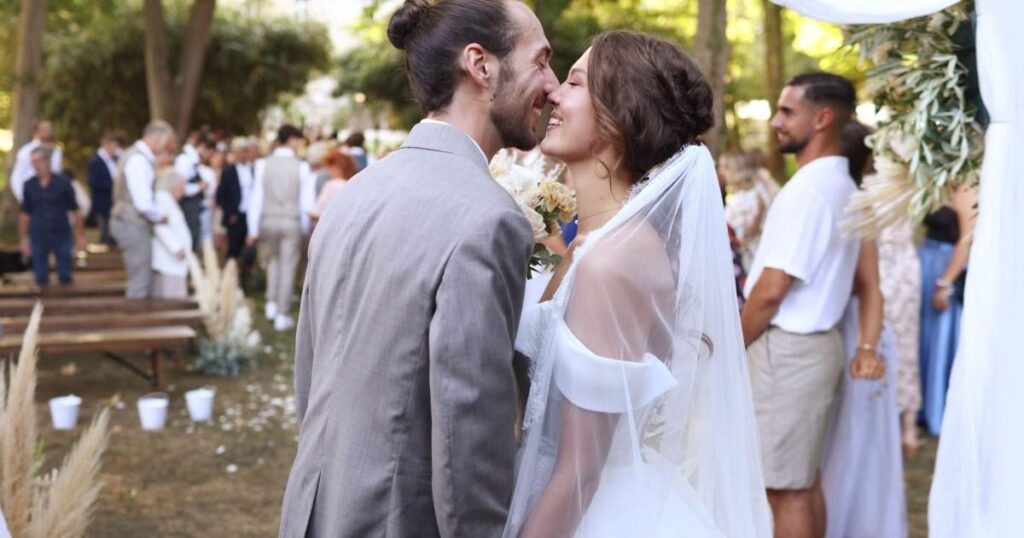 Un couple au hasard a fait irruption à mon mariage — je n'arrivais pas à croire le cadeau qu'ils m'ont laissé