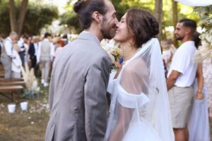 Un couple au hasard a fait irruption à mon mariage — je n'arrivais pas à croire le cadeau qu'ils m'ont laissé