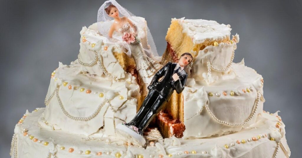 La tendance des gâteaux de mariage brisés pourrait être synonyme de mariage malheureux