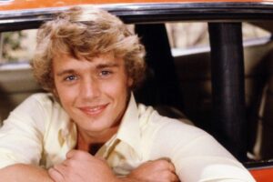 Une légende de la télévision des années 80 se marie un an après la mort de sa femme avec une veuve comme elle