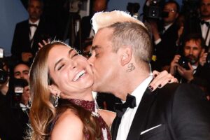 Robbie Williams renouvelle ses vœux de mariage avec Ayda Field après une confession sexuelle