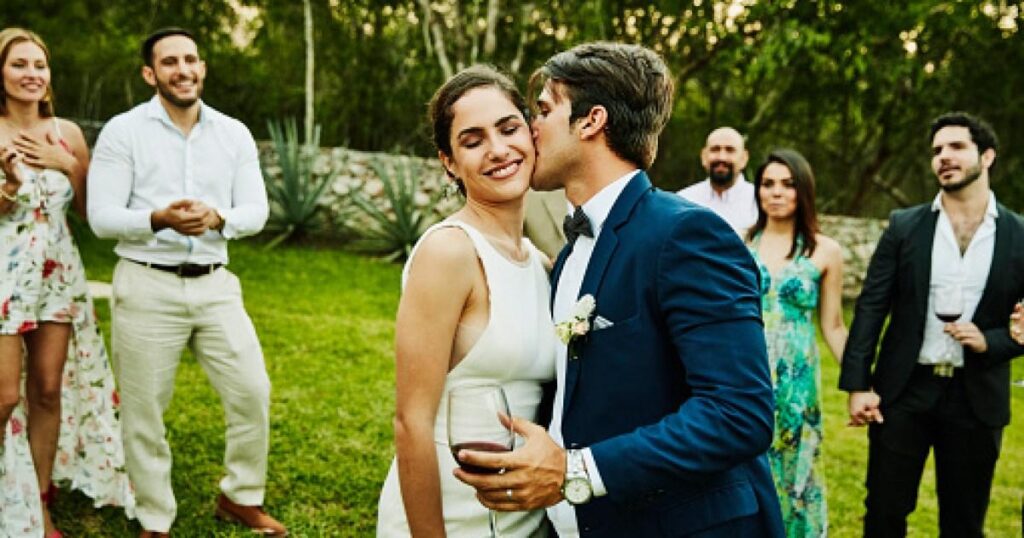 Les mariés facturent 2 000 £ à leurs invités juste pour assister à leur mariage