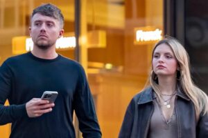 Roman Kemp tient la main d'une belle nouvelle femme qu'il « voit en secret »