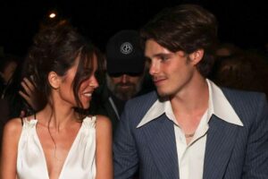 Cruz Beckham, 19 ans, fait un grand pas avec sa nouvelle petite amie mannequin, 28 ans