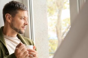 Être célibataire et socialement isolé : signes, effets et conseils